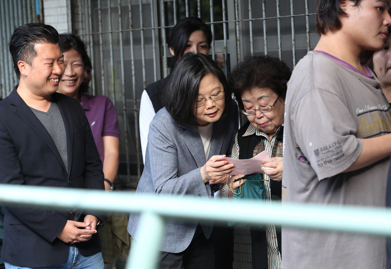 Auch Präsidentin Tsai Ing-wen steht in der Warteschlage und unterhält sich dabei mit den vor und hinter ihr Wartenden
