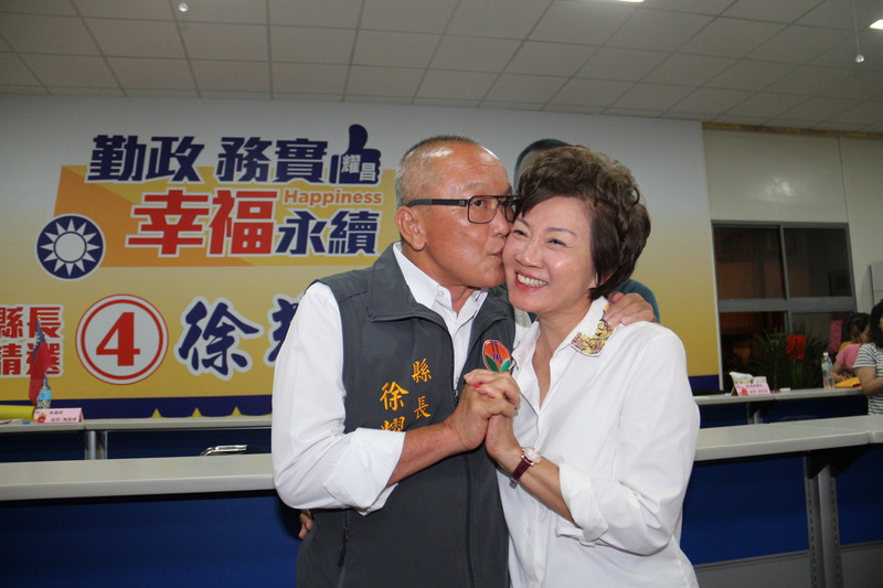 In Miaoli erklärte der amtierende KMT-Landrat Hsu Yao-chang seinen Wahlsieg
