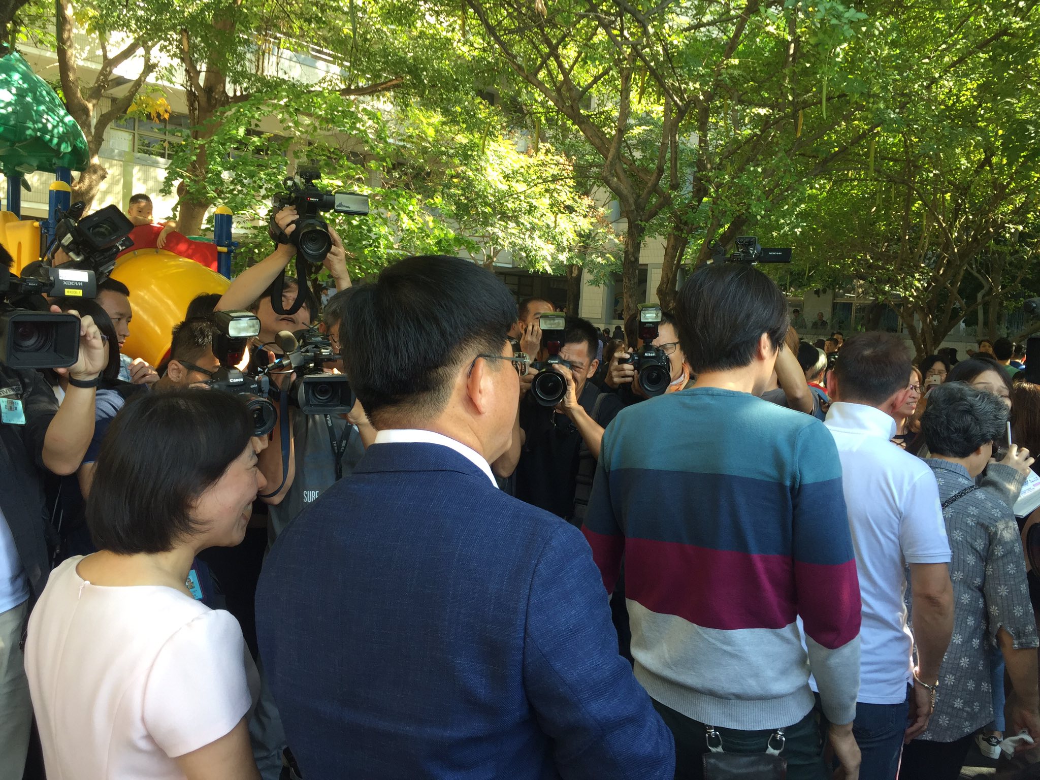 Und hier steht der Bürgermeister von Taichung, Lin Chia-lung in der Warteschlange. Er stellt sich zur Wiederwahl