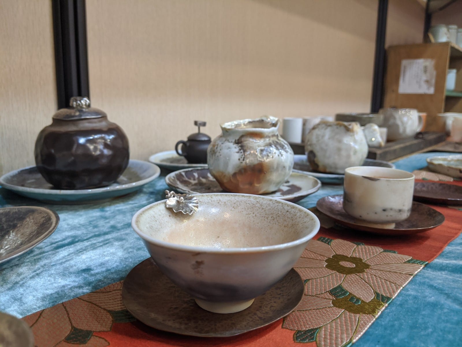 Schwarze Jade, Silber, Ton: Teegefäße und ihre Materialien