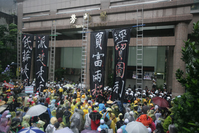 1.Mai in Taiwan, Tempelüberfälle und überforderte Entführer