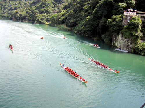 Reise: Drachenbootrennen in Bitan Reise: Drachenbootrennen in Bitan