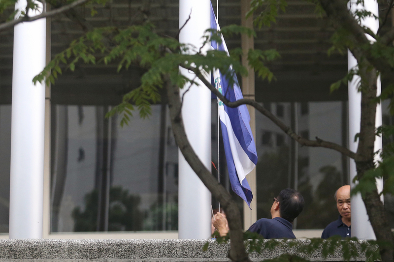 Abbruch der diplomatischen Beziehungen mit El Salvador