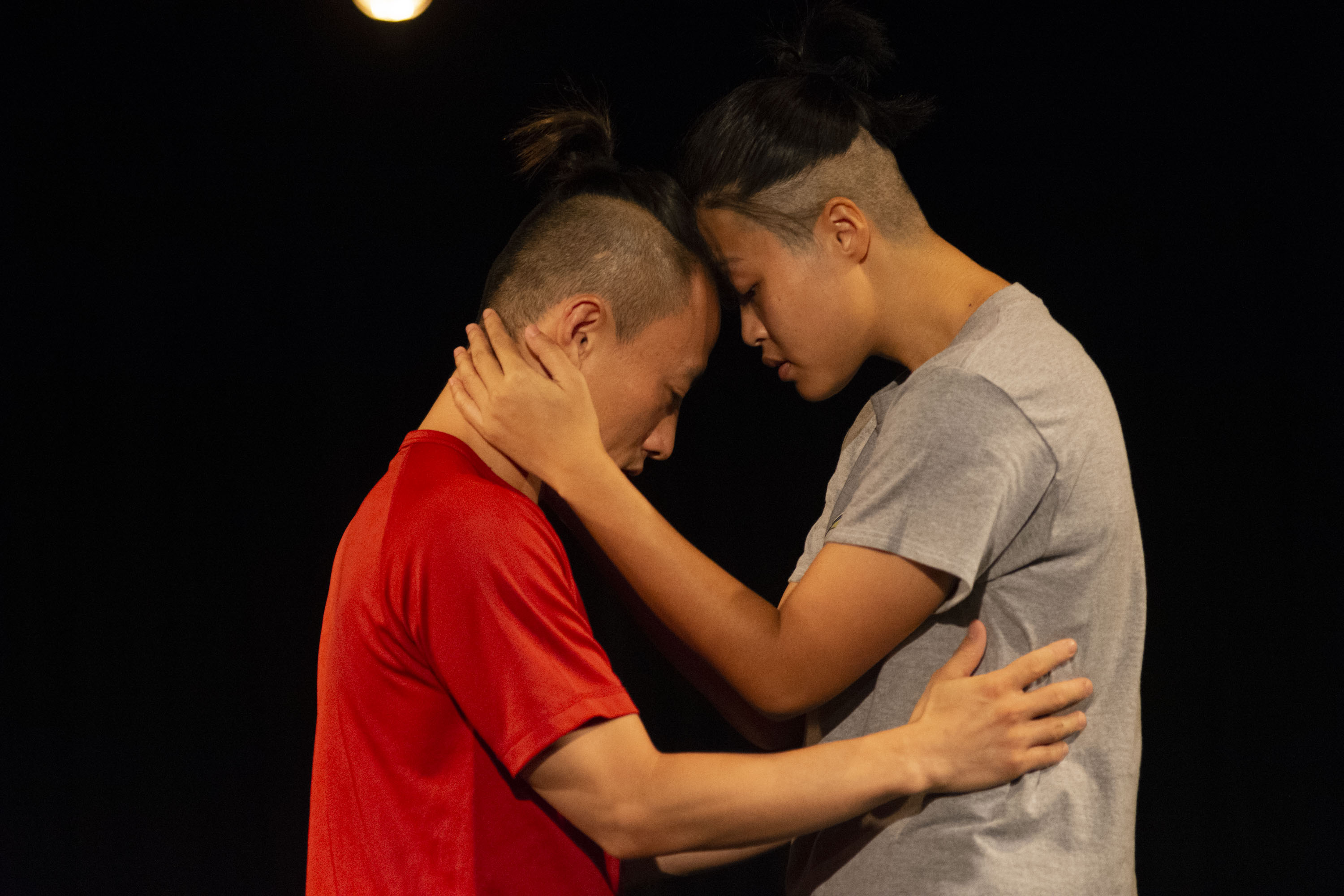Fremd Sein: Multinationales Tanztheater The Stranger