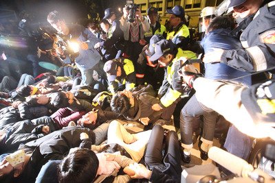 Polizei entfernt Protestierende von Kabinett