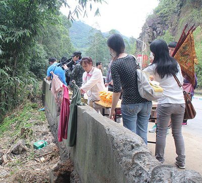 4 taiwanische Touristen nach Busunglück in China tot geborgen