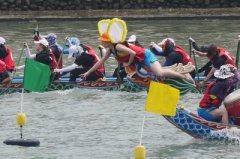 Drachenbootrennen in vollem Gang