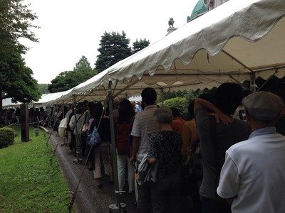 Weiter großer Besucherandrang bei Ausstellung in Tokio