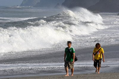 Taifun Rammasun bringt Regen und schweren Wellengang