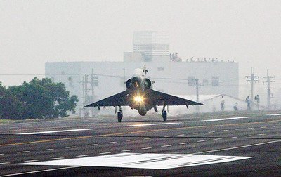Kampfjets üben am Dienstag Starts und Landungen auf Autobahn