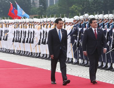 Paraguays Präsident mit militärischen Ehren empfangen