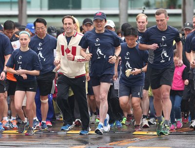 Präsident Ma und kanadische Parlamentsabgeordnete beim Terry Fox Lauf