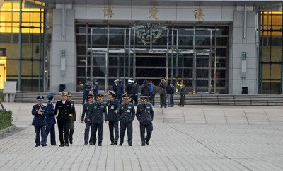 Erste Flaggenzeremonie am neuen Verteidigungsministerium
