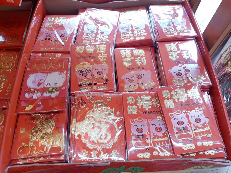 Rote Umschläge und Geldgeschenke