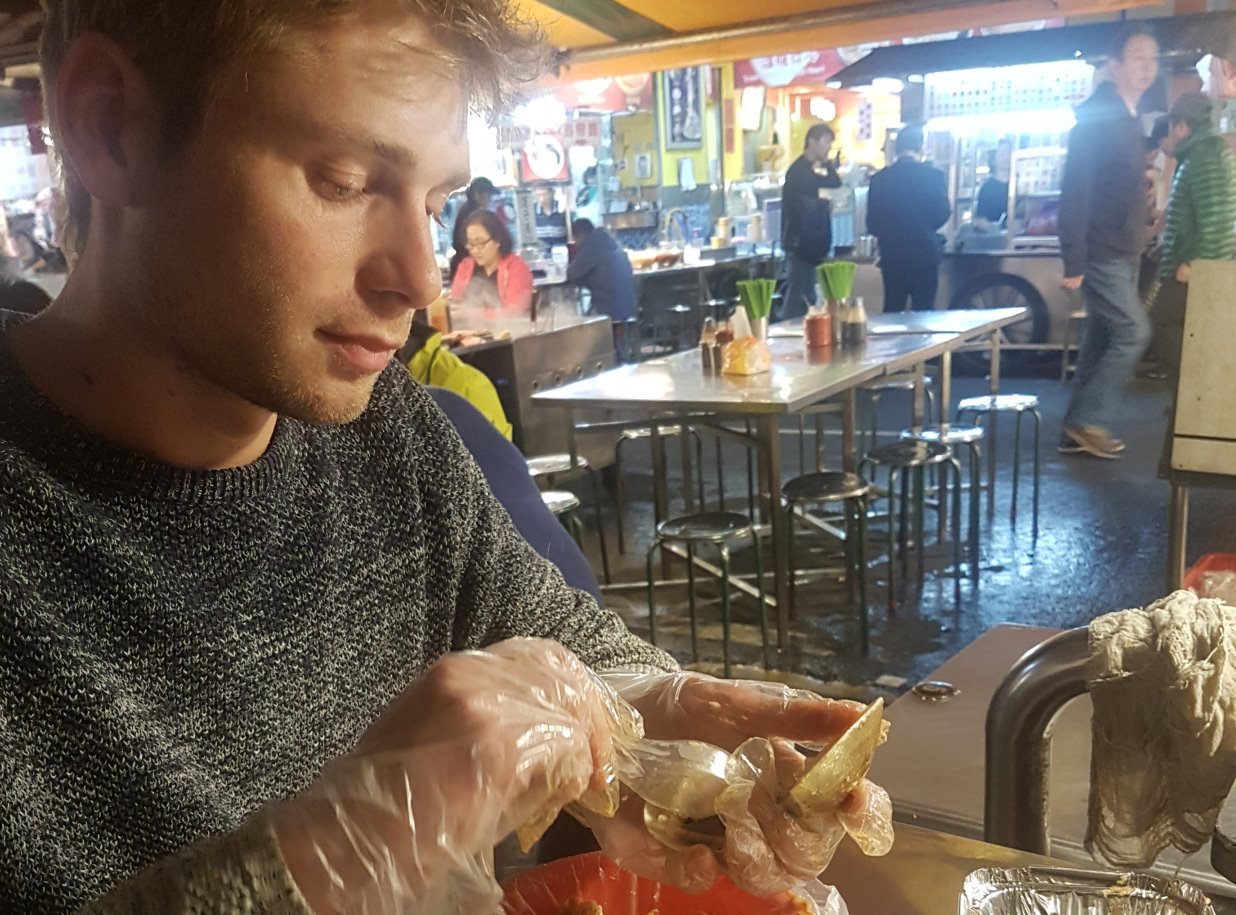 NDR-Reporter berichtet über den Shilin Nachtmarkt