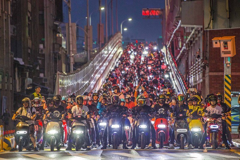 PMI und NMI im Aufwind - Auto- und Motorrollerabsatz