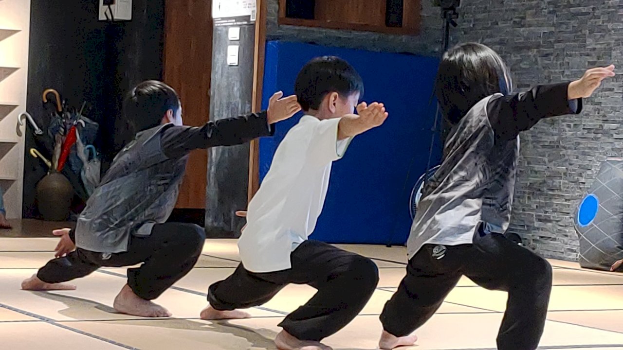 Kinder lernen Kungfu und klassische Gedichte