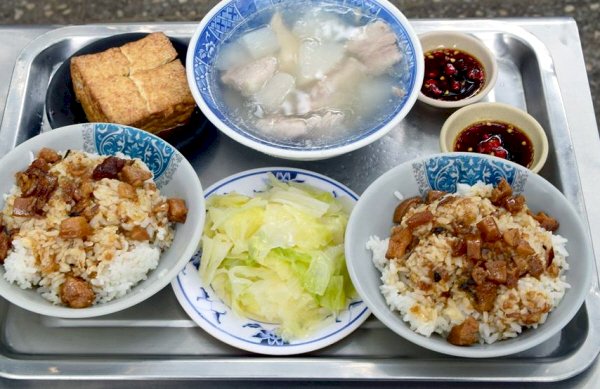 Garküchensnacks vor dem Cisheng-Tempel
