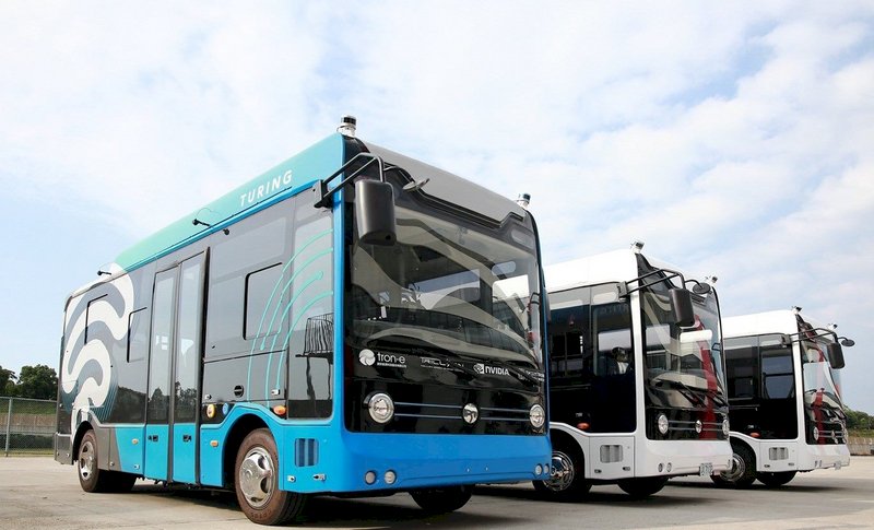 Fahrerlose Busse und Moped-Monatsparkscheine