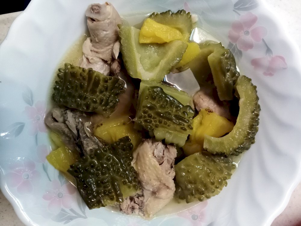 Hühnersuppe mit Bittermelone und Ananas