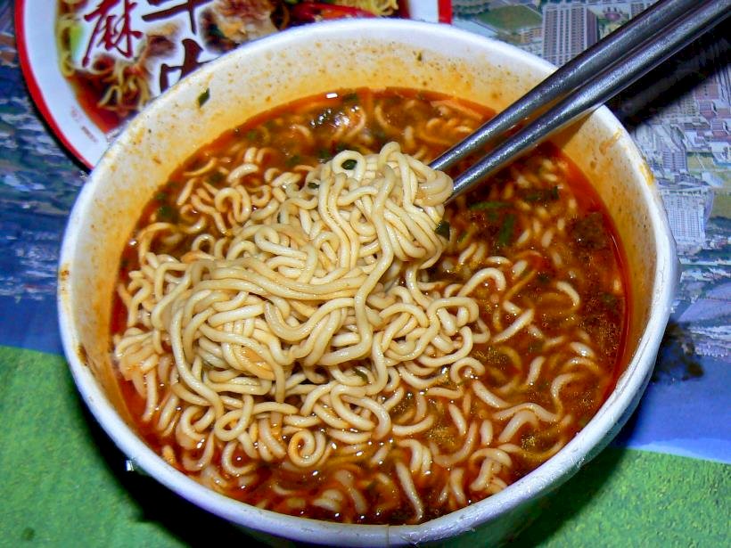 Kochen mit Instant-Nudeln