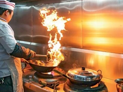 Wie man einen Wok schwenkt