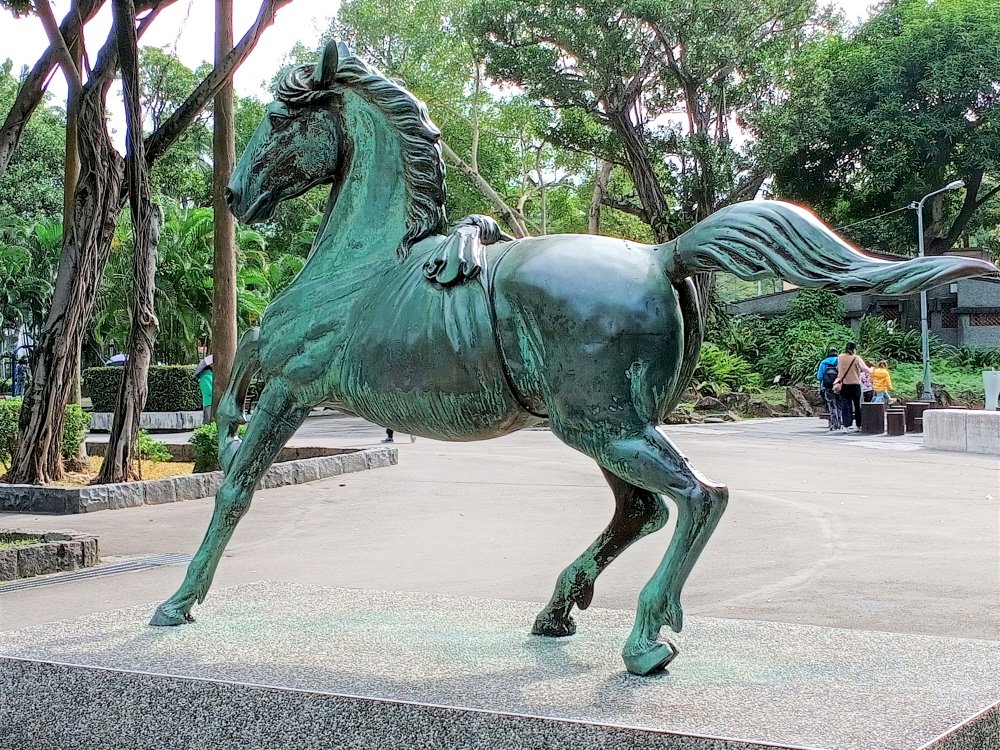 Bronzestatuen der japanischen Kolonialregierung