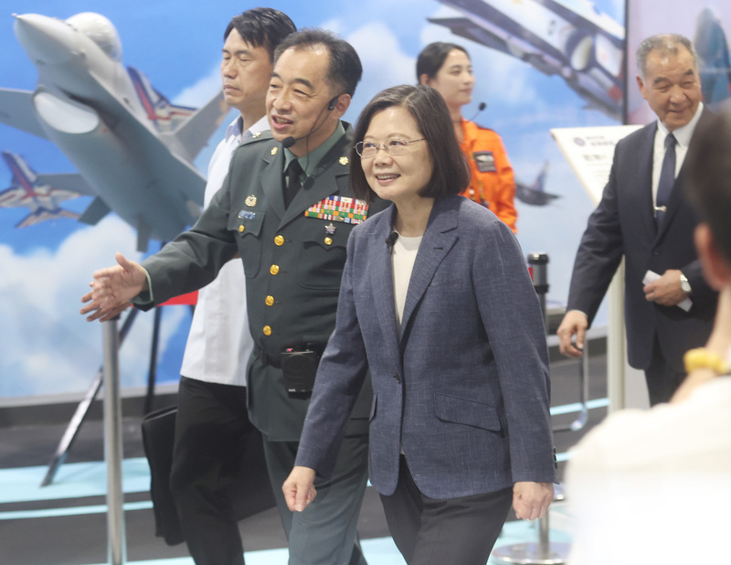 Präsidentin Tsai Ing-wen besucht Aerospace und Defense Exhibition in Taipei