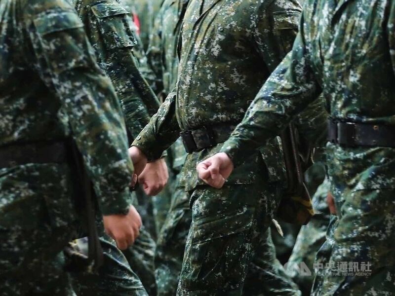 Staatsanwaltschaft will 4 Soldaten wegen angeblichen Verkaufs von Schusswaffen festnehmen