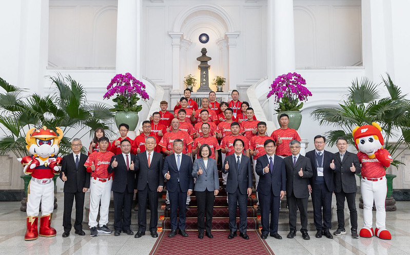 Präsidentin Tsai und Vizepräsident Lai empfangen Weichuan Dragons