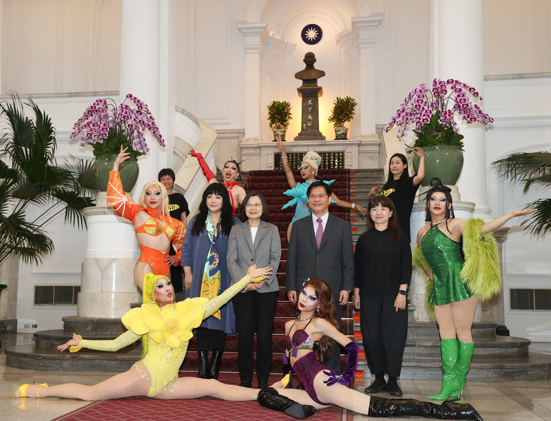 Präsidentin Tsai empfängt die taiwanische Drag-Queen-Künstlerin Nymphia Wind