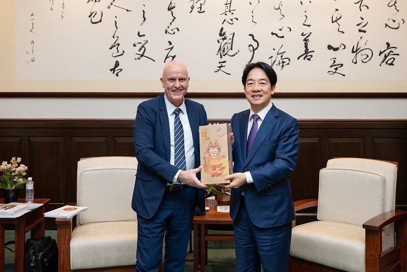 Präsident Lai Ching-te dankt dem Vorsitzenden der International Peace Foundation für Förderung der Taiwan BRIDGES Reihe
