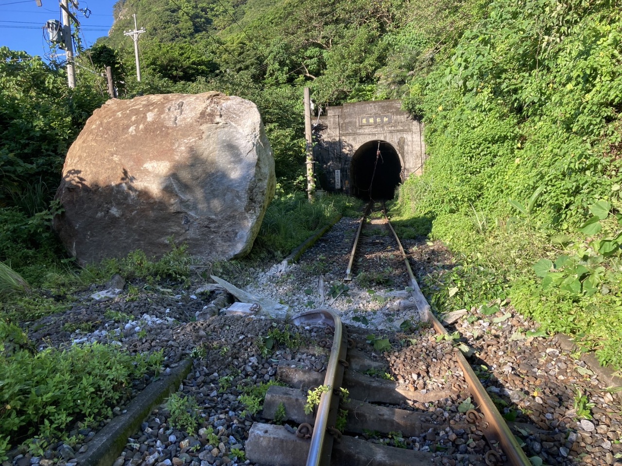 Fallender Steinbrocken beschädigt Bahnschienen und verursacht Zugverspätungen