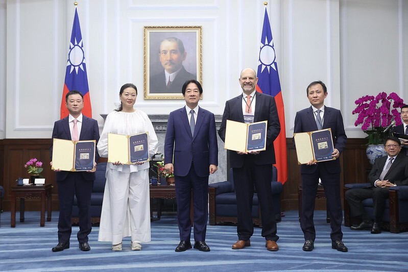 Präsident Lai Ching-te überreicht 10.000ste Employment Gold Card