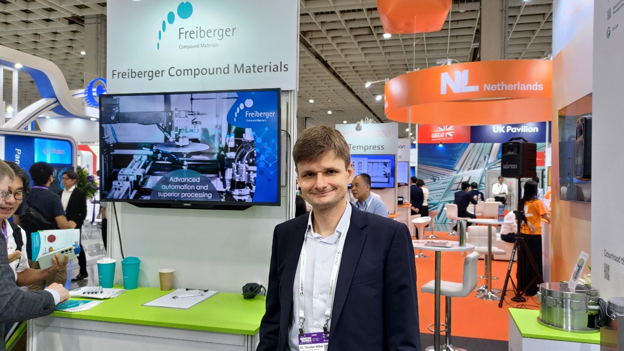 Dr. Milek von Freiberger Compound Materials (FCM) erklärt Wafer