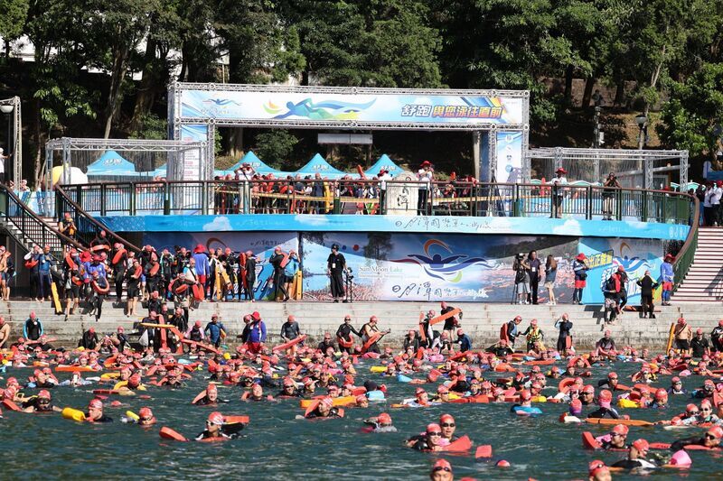22.000 Teilnehmer beim Sonne-Mond-See Schwimmen