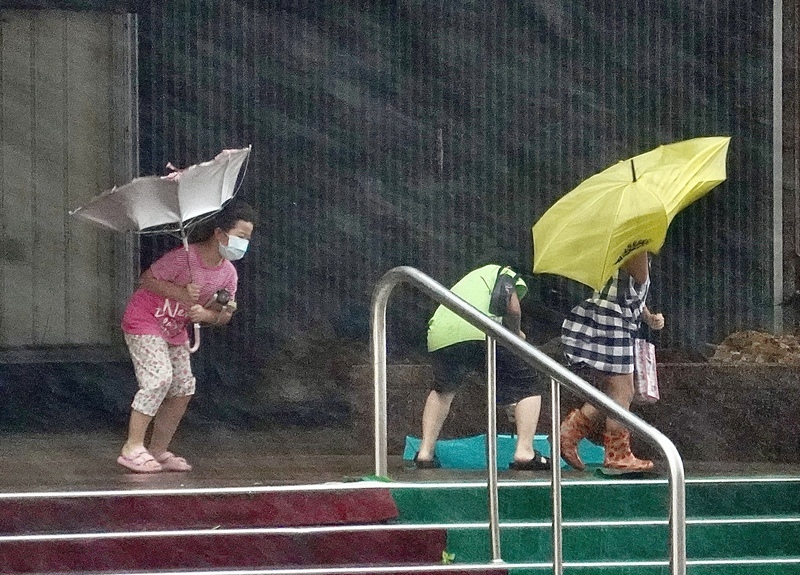 Taifun, Wind und Regen