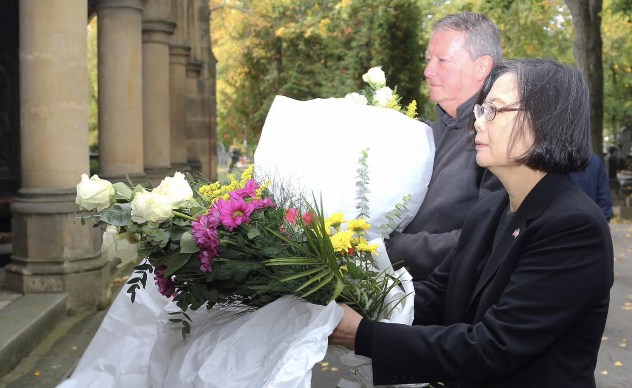 Ehemalige Präsidentin Tsai Ing-wen in Prag eingetroffen