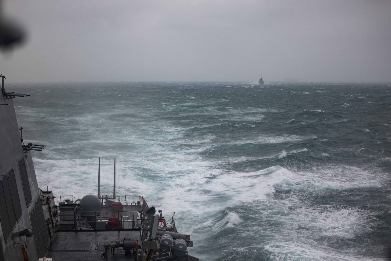 Schiffe der US-Marine und Marine Kanadas durchfahren die Taiwanstraße