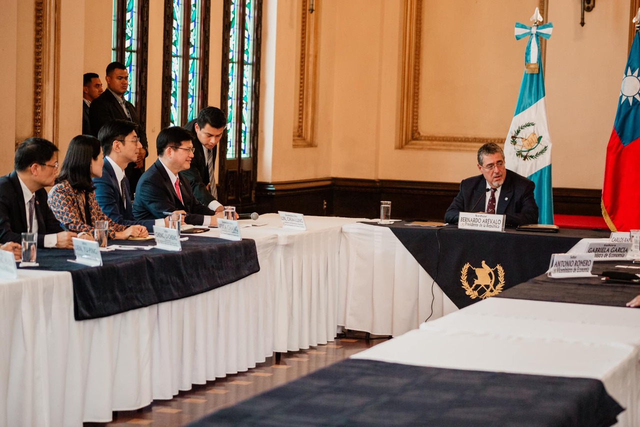 Außenminister Lin Chia-lung übermittelt Guatemalas Präsidenten Einladung nach Taiwan