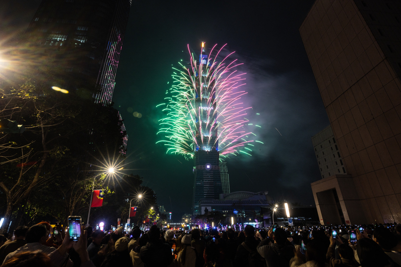 Taiwan begrüßt das neue Jahr mit spektakulären Feuerwerken