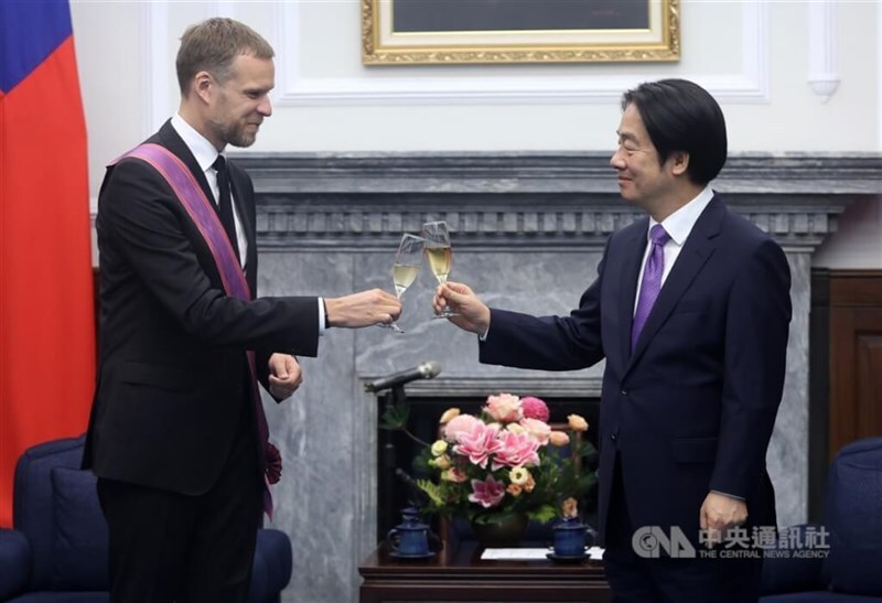 Präsident Lai verleiht dem ehemaligen litauischen Außenminister eine Medaille