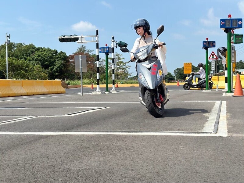 Benedict Kroll: Roller-Führerscheinprüfung in Taiwan