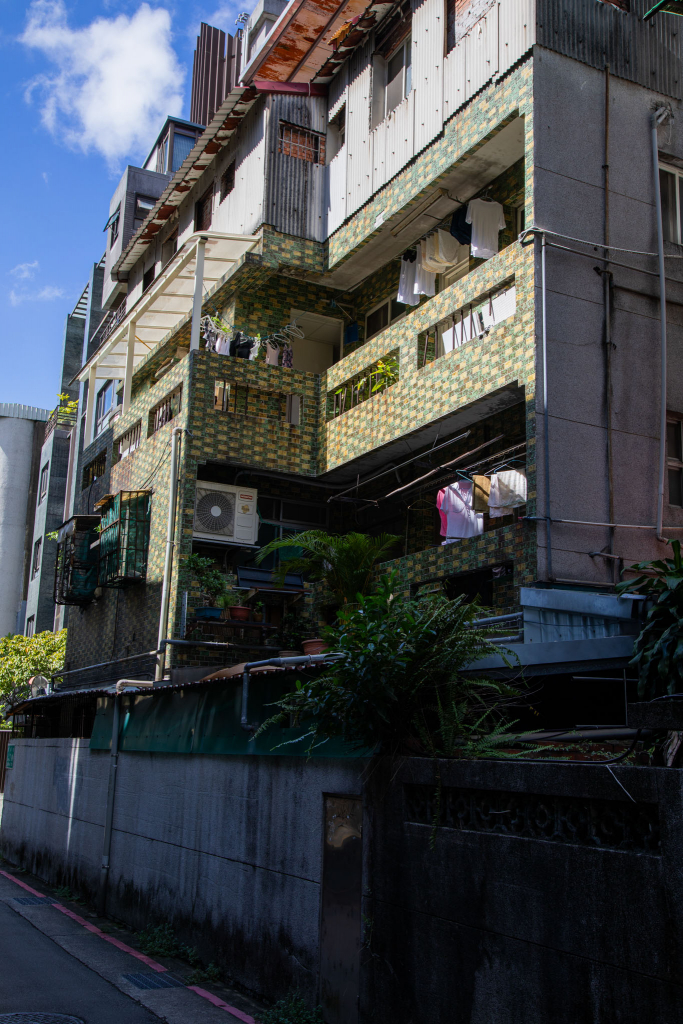 Ein Taipei-Bauhaus mit Wellblechaufsatz.