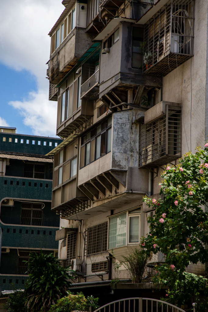 Erker und Fenstergitter, alle in anderer Bauart.